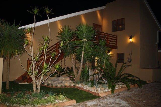 Lorraine的住宿－Goodnight Accommodation，前面有棕榈树的房子