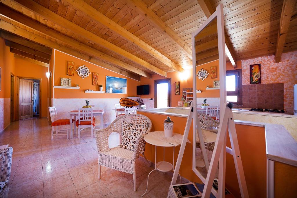 a kitchen and dining room with a table and chairs at B&B Il Nido in SantʼAntìoco