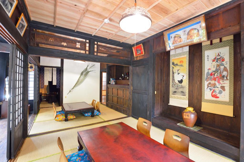 大宜味村にあるNerome#01 Okinawan Traditional House in YAMBARU,bcのダイニングルーム(木製テーブル、椅子付)
