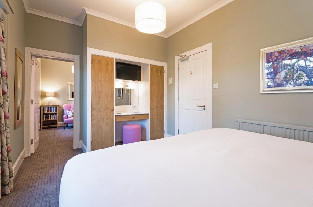 Postel nebo postele na pokoji v ubytování Knockendarroch Hotel