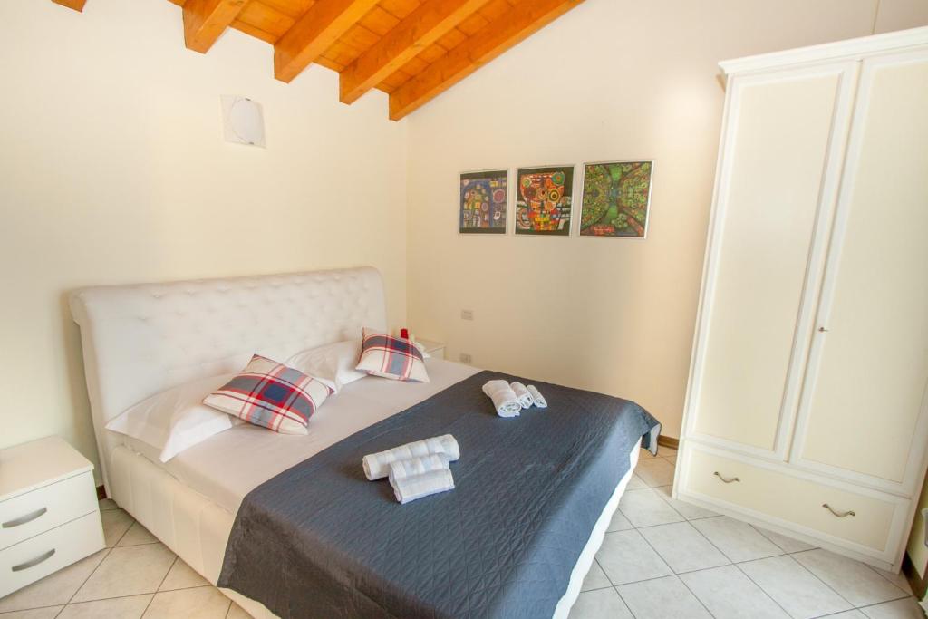 A bed or beds in a room at Lugana Resort & Sporting Club