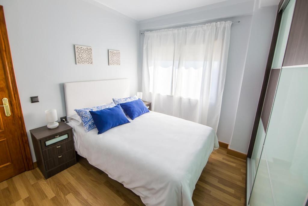 A bed or beds in a room at Piso primera línea de playa