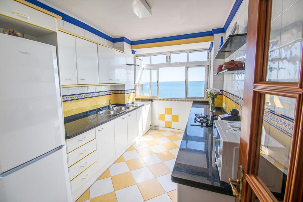 A kitchen or kitchenette at Piso primera línea de playa