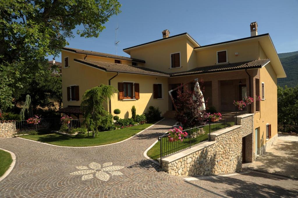 una casa con un sentiero che la porta di Affittacamere Fulé a Fontecchio