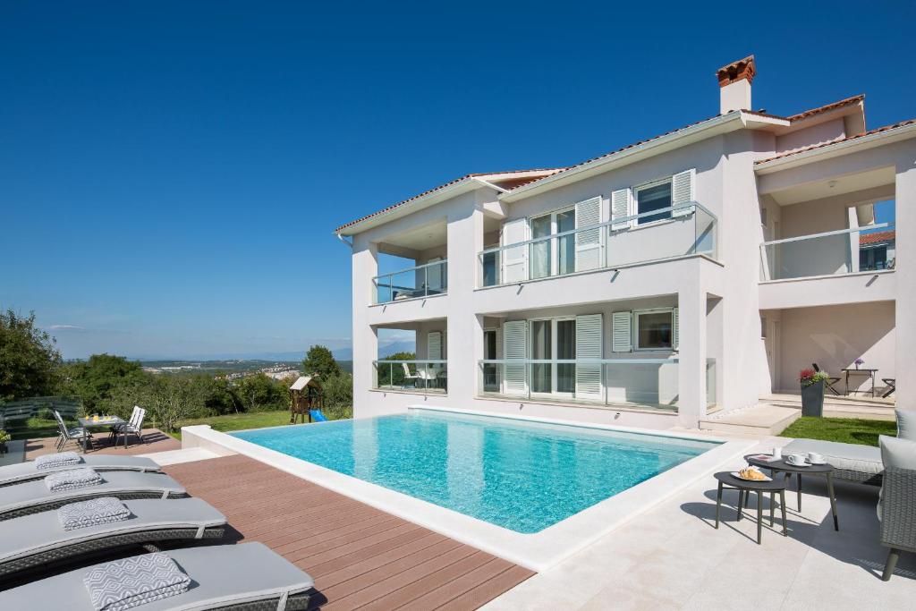 willa z basenem i domem w obiekcie Villa L - Villa with 2 separate units w mieście Labin