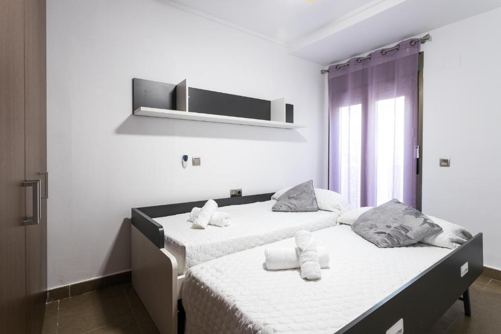 Postel nebo postele na pokoji v ubytování ApartUP Patacona Terrace Duplex I