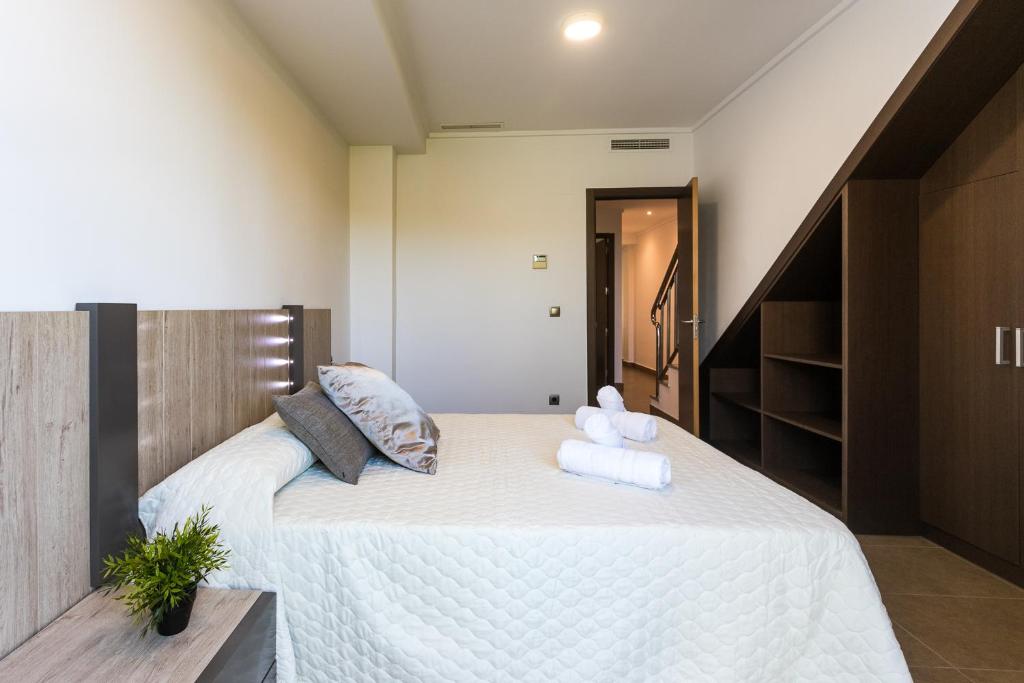 Postel nebo postele na pokoji v ubytování ApartUP Patacona Terrace Duplex I