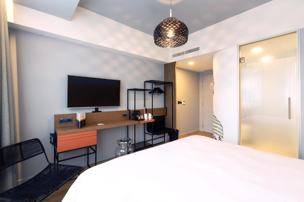 TV a/nebo společenská místnost v ubytování Golden Tulip Saint Malo– Le Grand Bé