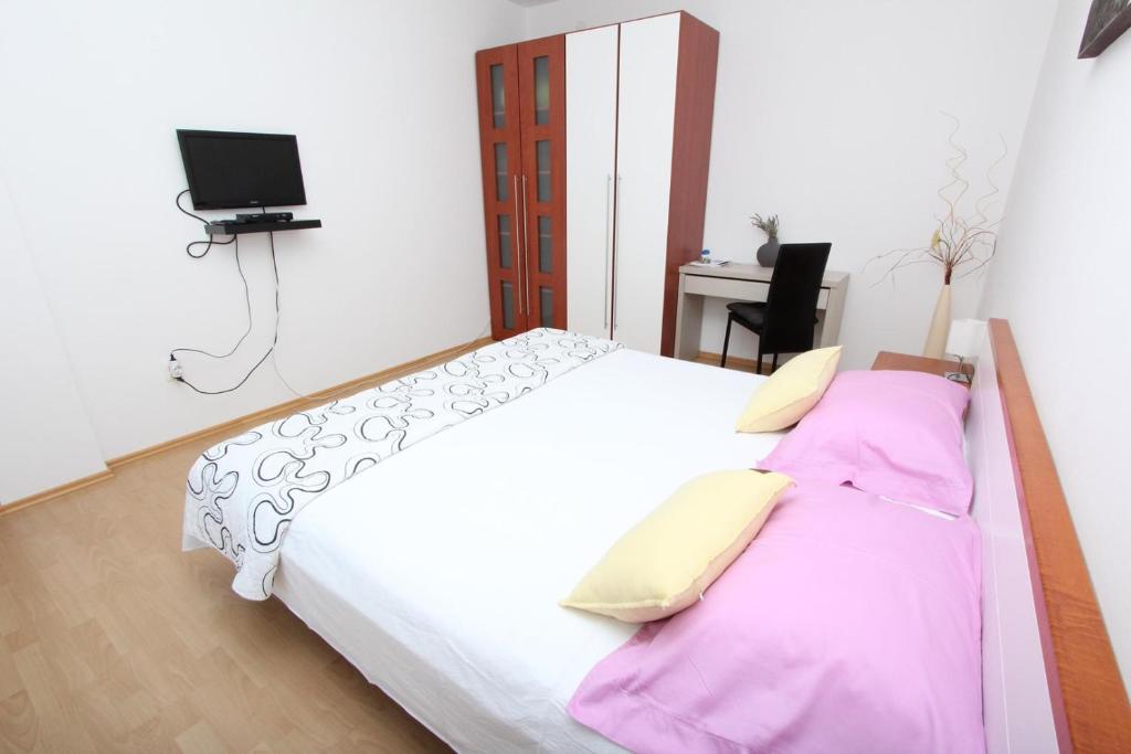 Postel nebo postele na pokoji v ubytování Rooms and Apartment Luana