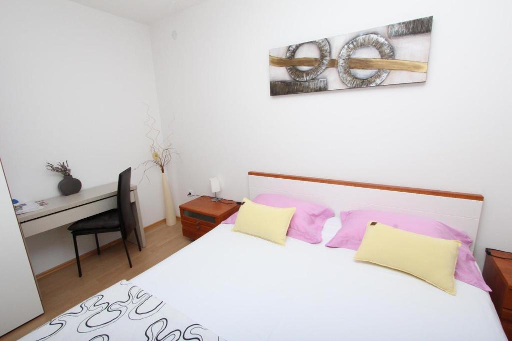 Postel nebo postele na pokoji v ubytování Rooms and Apartment Luana