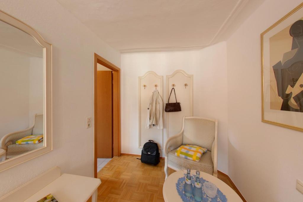 ein Wohnzimmer mit einem Tisch und einem Stuhl in der Unterkunft Hotel Schwanen in Mosbach