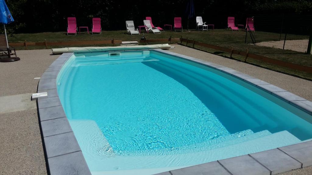 Bazén v ubytování Paradis Des Dombes nebo v jeho okolí