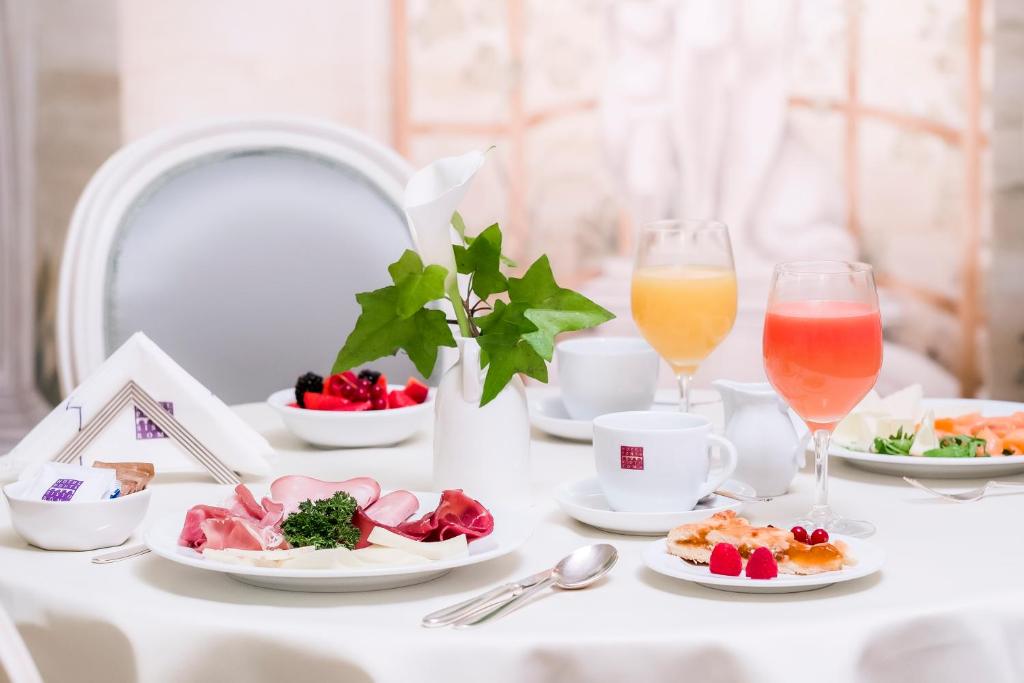 Comida en o cerca de este hotel