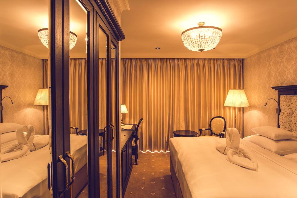 Postel nebo postele na pokoji v ubytování Hotel Florian Palace