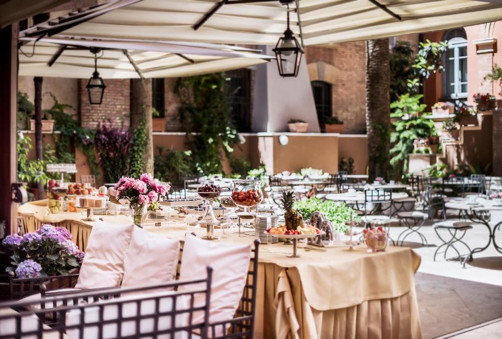 Un restaurante o sitio para comer en Hotel Ponte Sisto