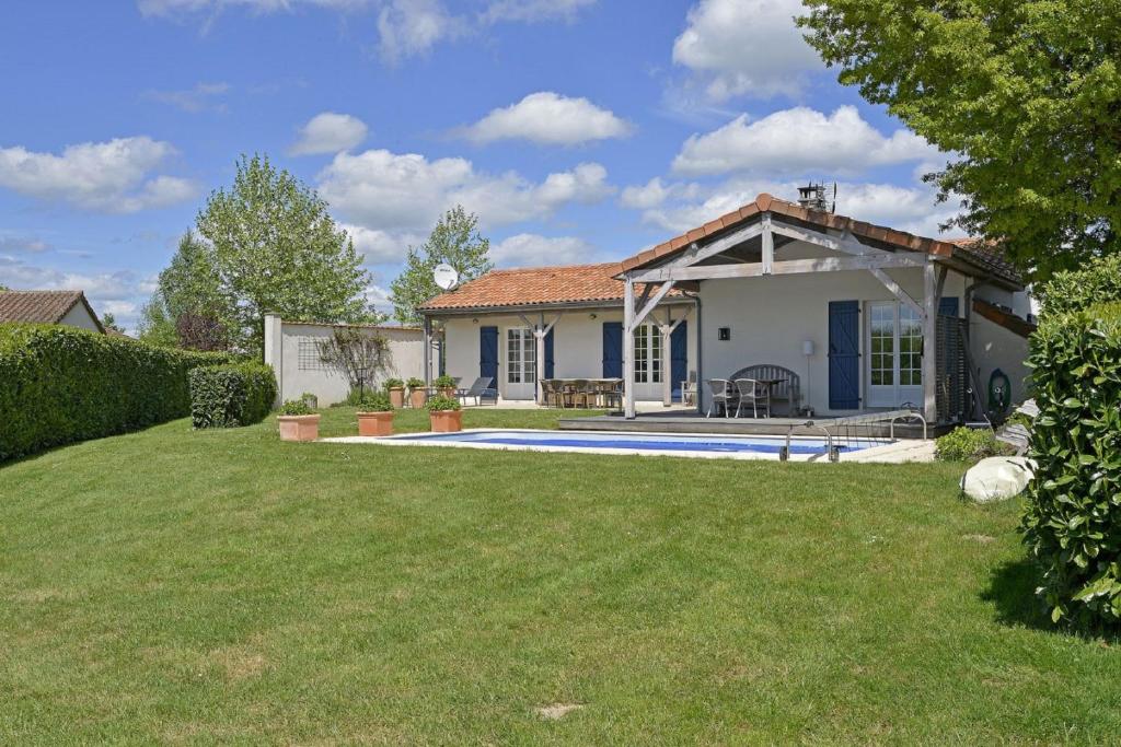 una casa con piscina en un patio en FranceComfort - L'Aveneau Vieille Vigne, en Les Forges