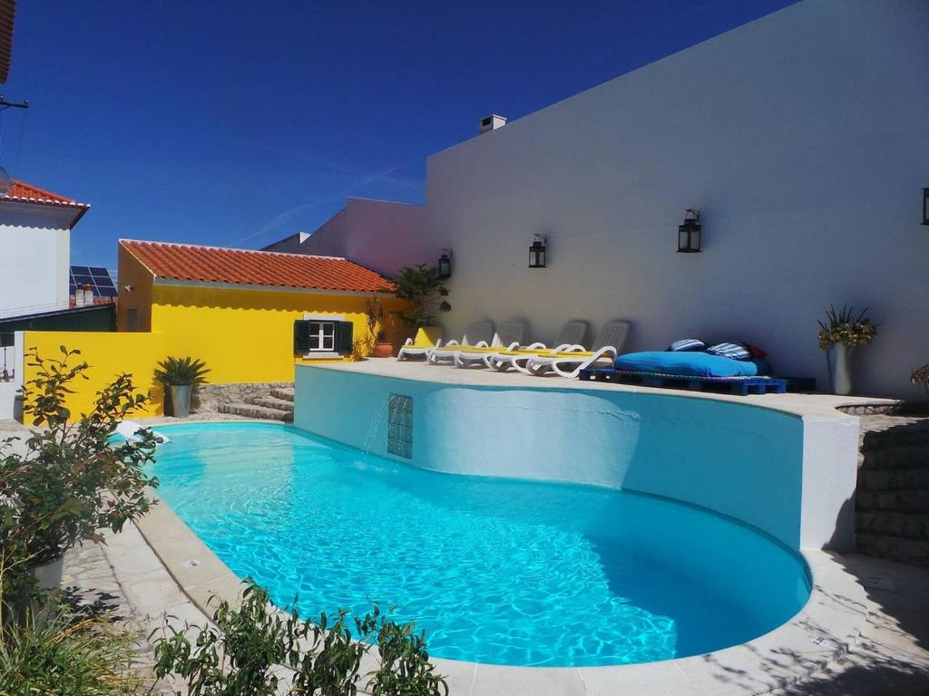 una piscina en el patio trasero de una casa en Villa Terra Da Eira, en Mafra