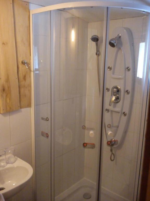 Vannituba majutusasutuses Hostal Los Alamos Neltume