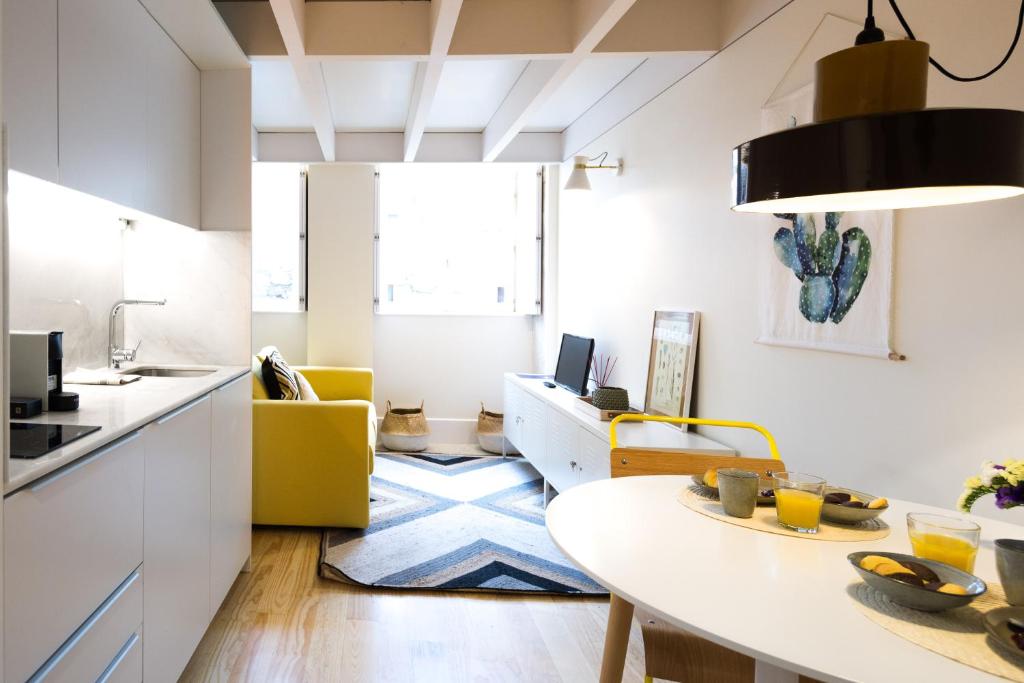 ポルトにあるStudio Tomás Gonzagaのキッチン、リビングルーム(テーブル、黄色い椅子付)