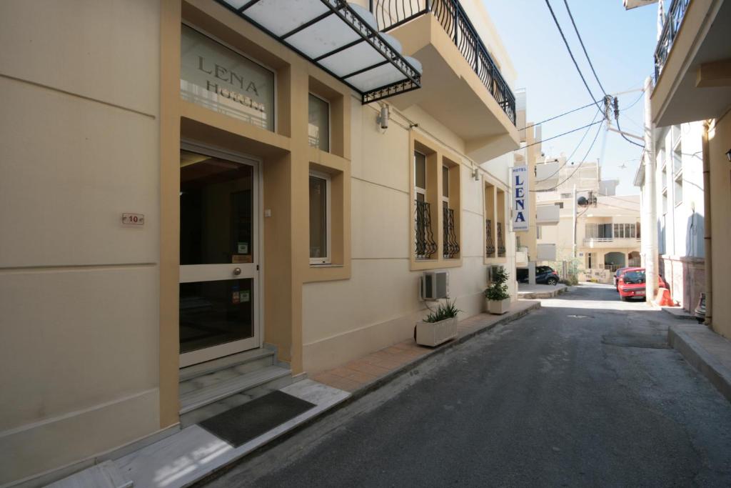 una strada vuota di fronte a un edificio di Lena Hotel a Heraklion