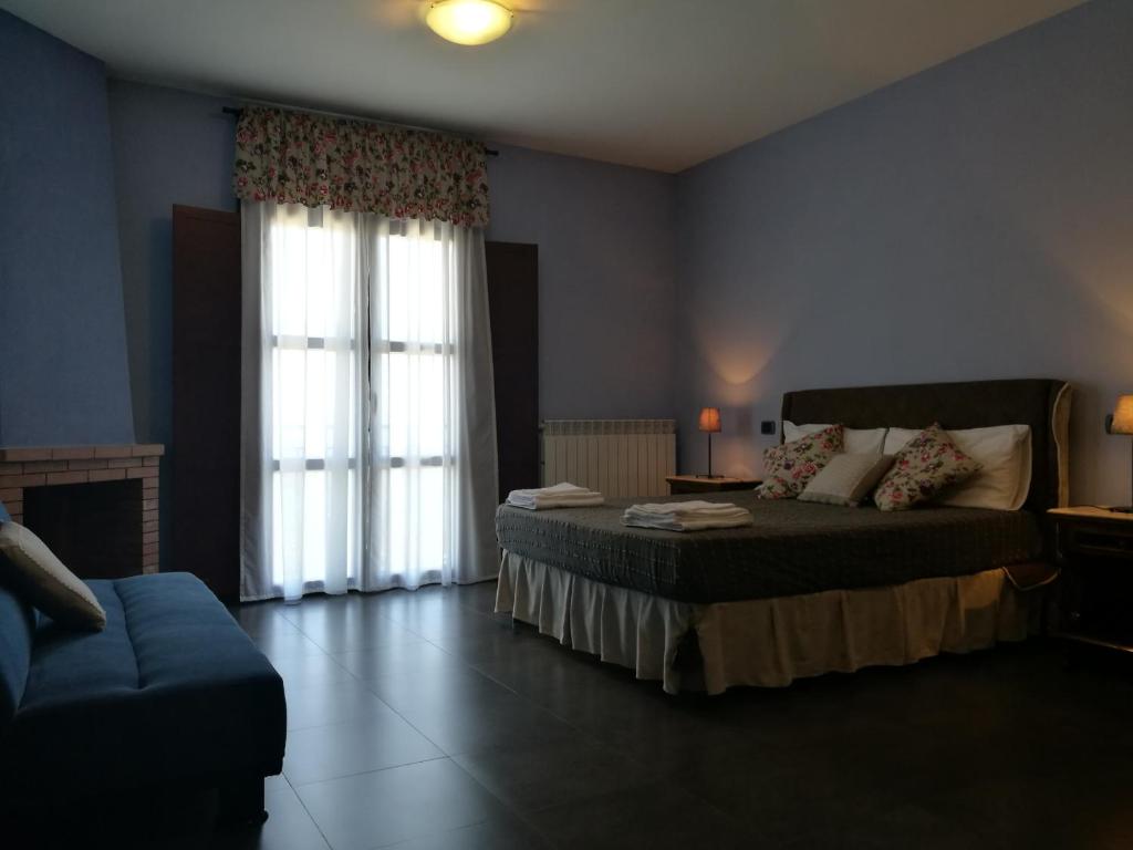 een slaapkamer met een bed en een groot raam bij B&B Anna Maria in San Giovanni a Piro