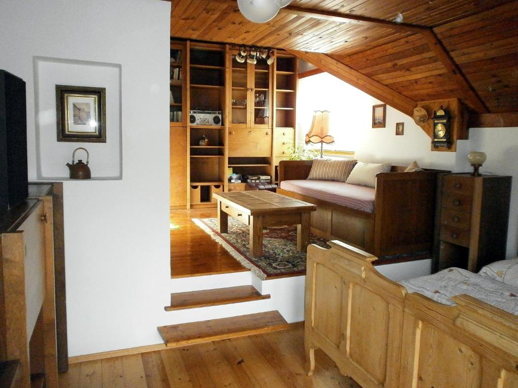 ein Wohnzimmer mit einem Bett und einem Tisch in der Unterkunft Letni byt in Povrly