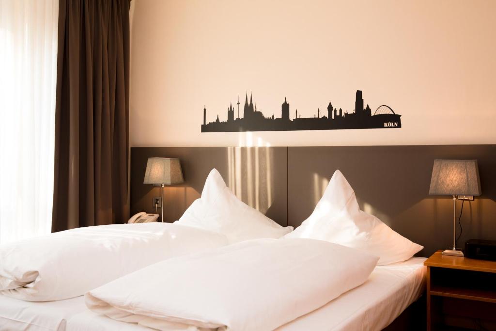 Postel nebo postele na pokoji v ubytování Hotel Drei Kronen