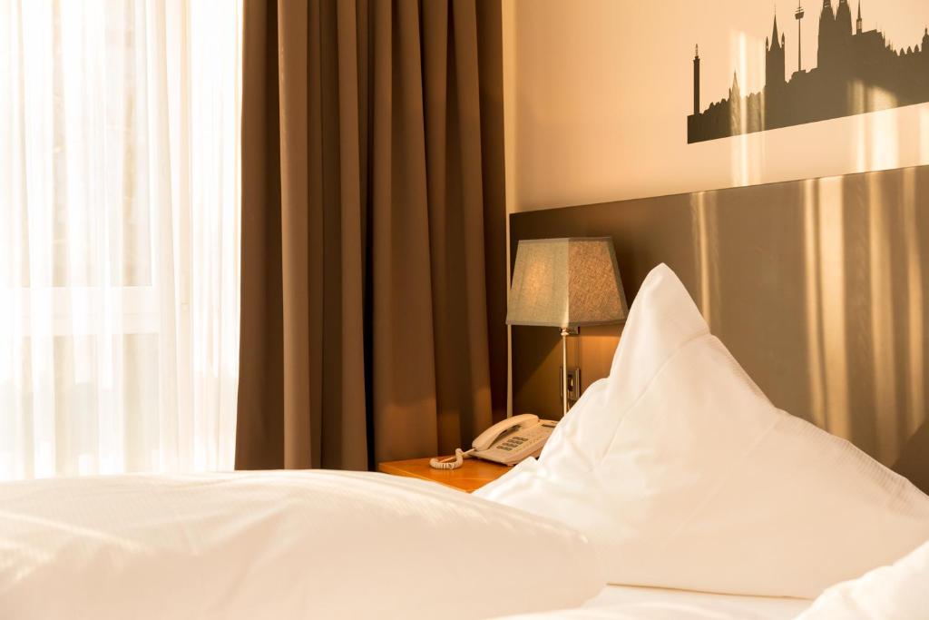 Postel nebo postele na pokoji v ubytování Hotel Drei Kronen