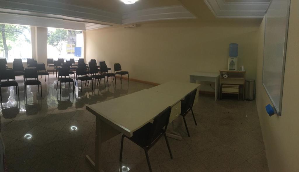 uma sala de aula com mesas e cadeiras em Hotel Grão Para em Belém