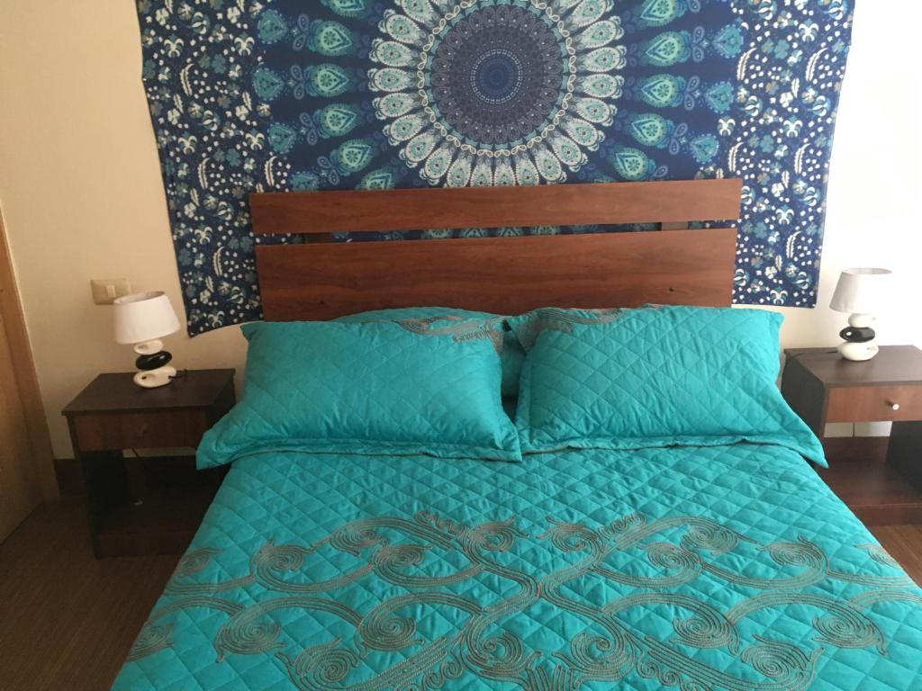 1 dormitorio con 1 cama con edredón azul en Mandala House, en Santiago