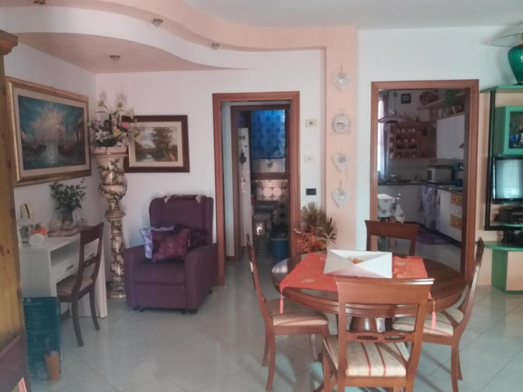 ein Wohnzimmer mit einem Tisch und einem Esszimmer in der Unterkunft La Stellina in Castenaso