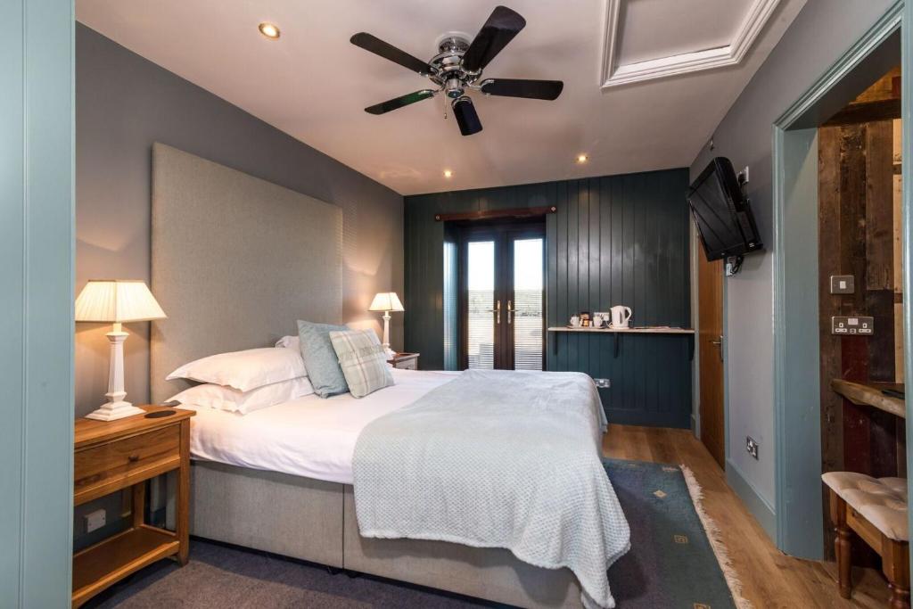 Postel nebo postele na pokoji v ubytování Briarfields Hotel
