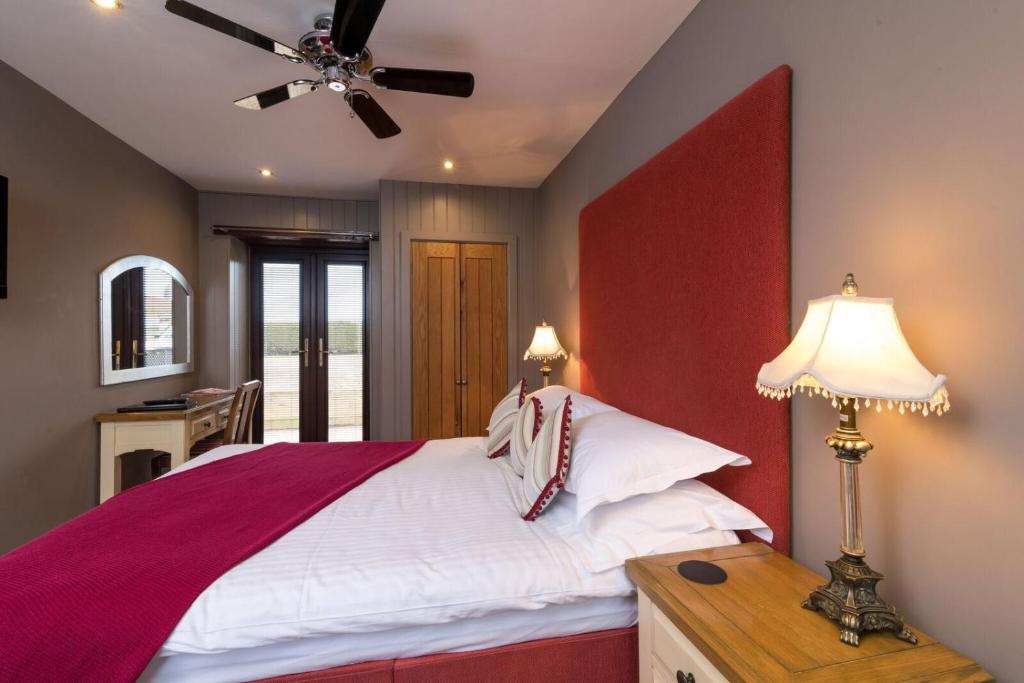 Postel nebo postele na pokoji v ubytování Briarfields Hotel