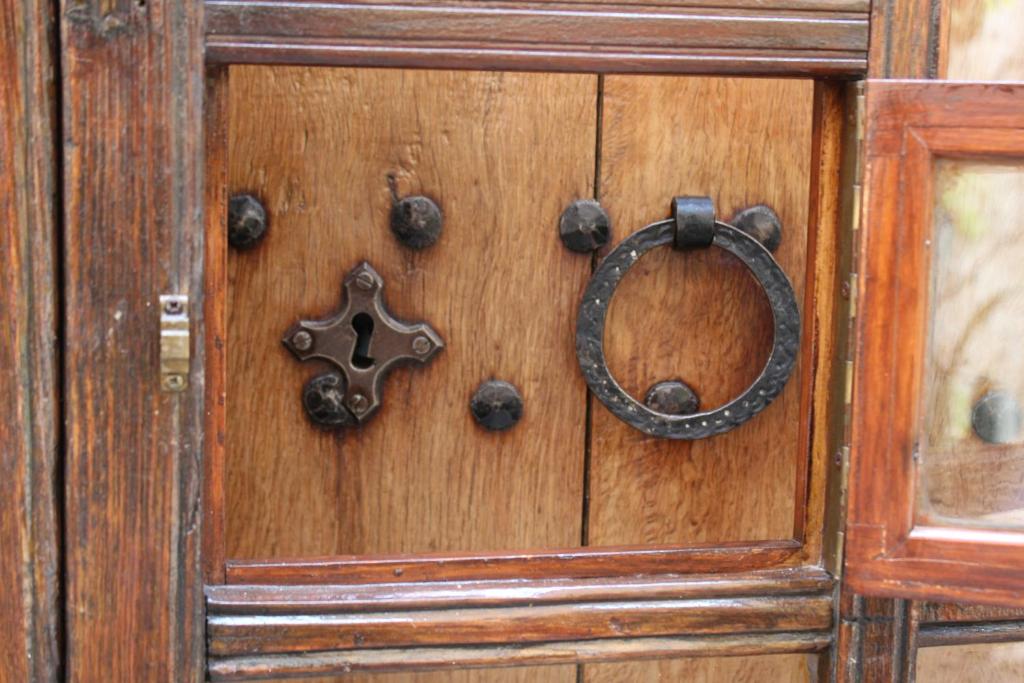 una porta di legno con un battente metallico sopra di Rectoria 6 a Valldemossa