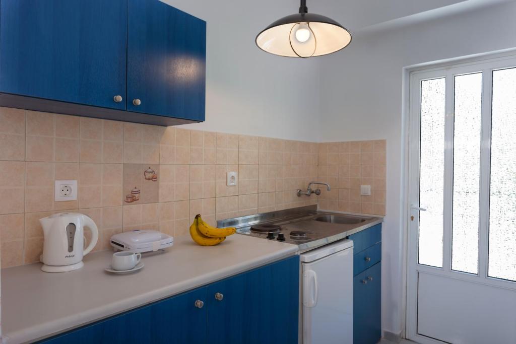 Kuchyň nebo kuchyňský kout v ubytování HOLIDAYS STUDIOS & APARTMENTS