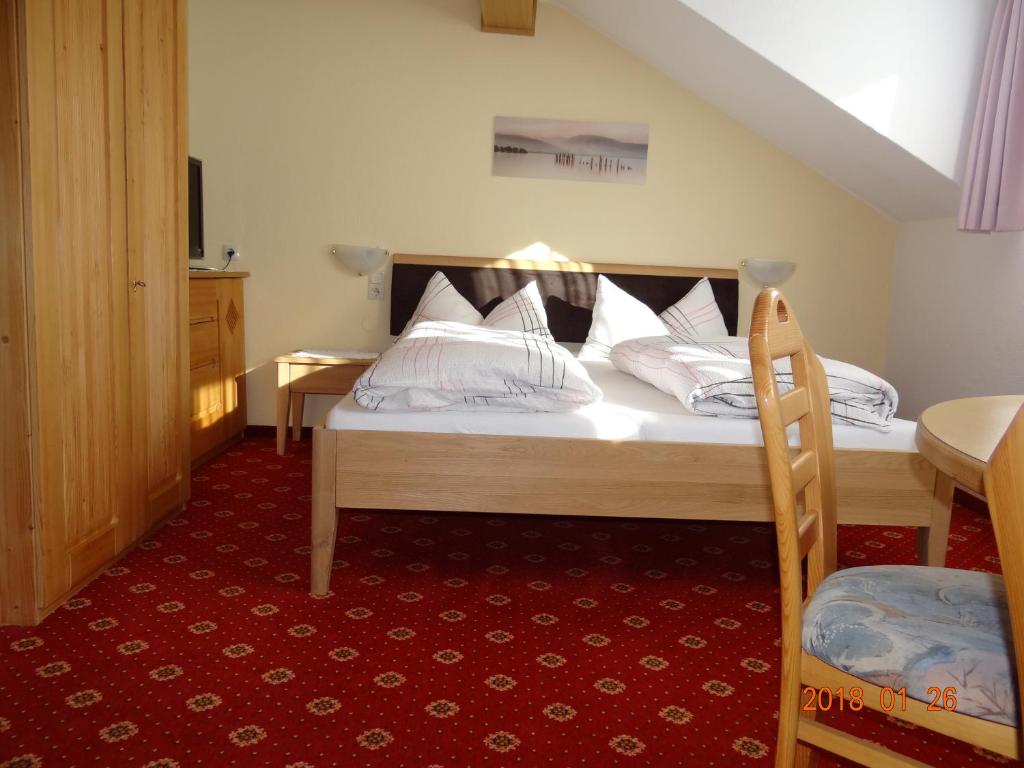 A bed or beds in a room at Gästehaus Walch-Riml