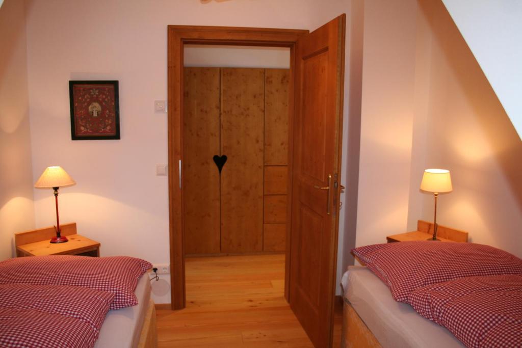 Postel nebo postele na pokoji v ubytování Klösterle Haus Resi