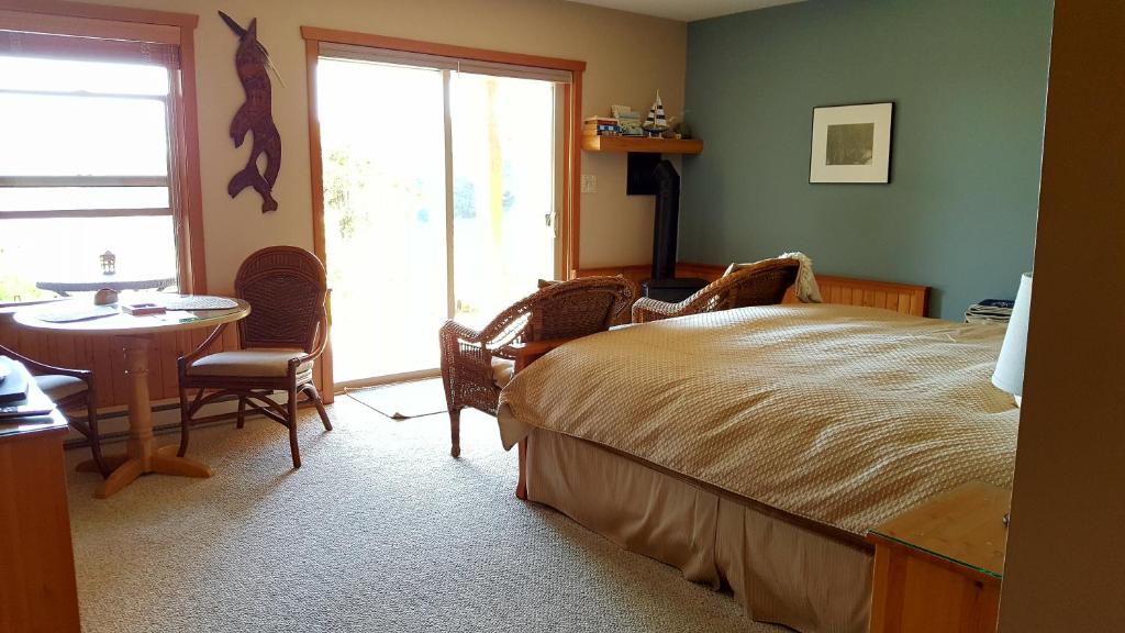 Letto o letti in una camera di Reef Point Oceanfront Bed and Breakfast