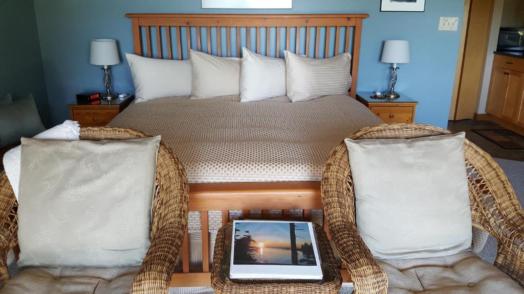 Area soggiorno di Reef Point Oceanfront Bed and Breakfast