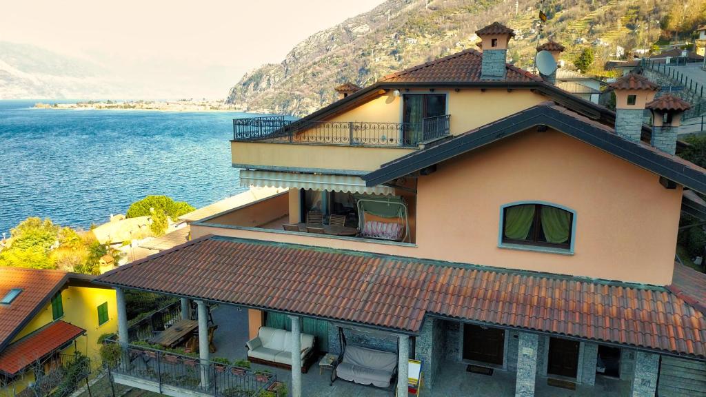 una casa sulla riva di un corpo d'acqua di B&B Villa Anita a Bellano
