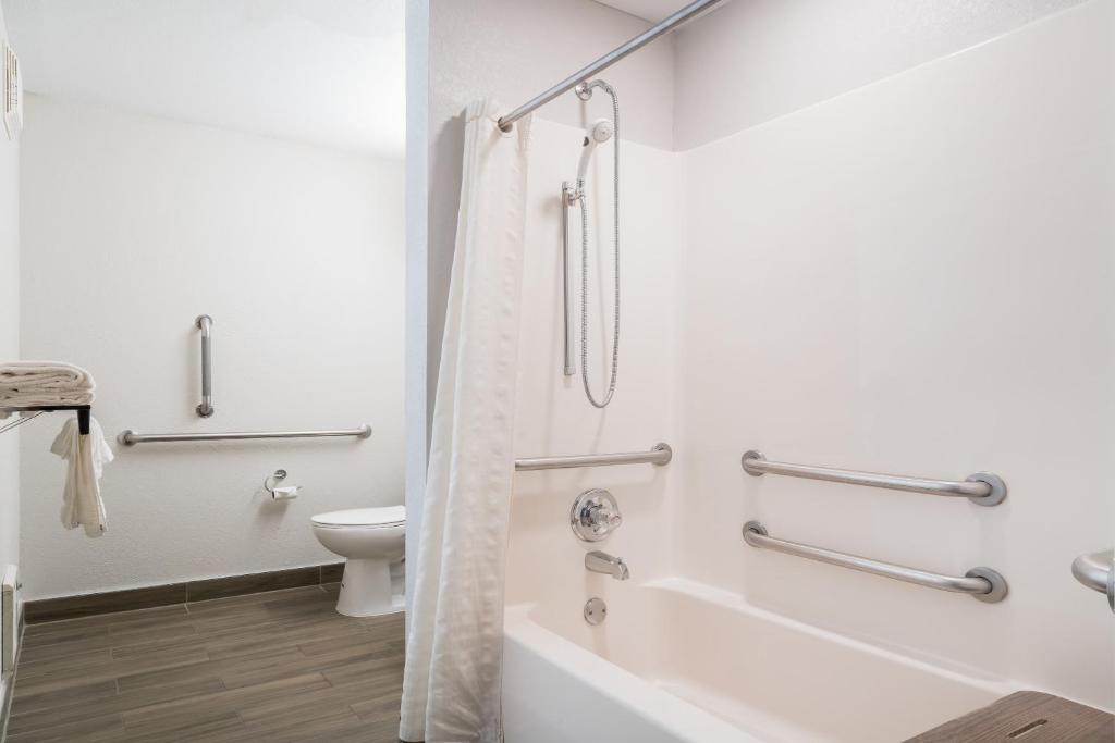 Microtel Inn & Suites by Wyndham Rochester North Mayo Clinic - Queen Room - Toegang Van Gehandicapten/niet -roken