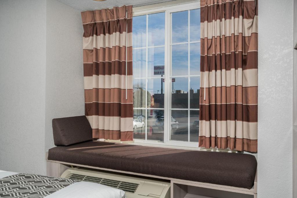 Microtel Inn & Suites by Wyndham Rochester North Mayo Clinic - Queen Room - Niet -roken