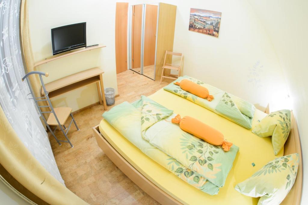 TV a/nebo společenská místnost v ubytování Gästehaus Haiminger ehemalig Schmelz