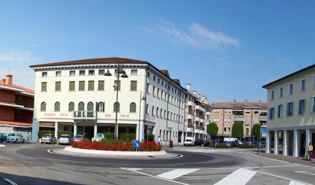 una strada vuota in una città con edifici di Albergo Italia a Fossalta di Piave