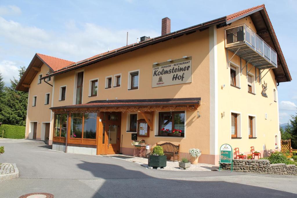 ein Gebäude mit einem Schild, das eine Restaurantfalle liest in der Unterkunft Kolmsteiner Hof in Neukirchen beim Heiligen Blut