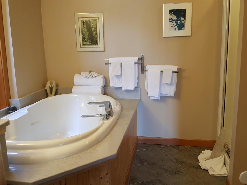 Bagno di Reef Point Oceanfront Bed and Breakfast