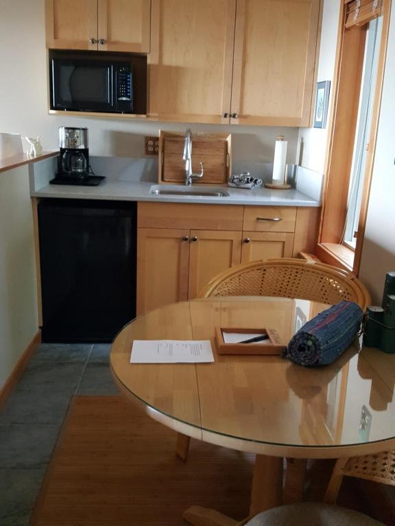 Cucina o angolo cottura di Reef Point Oceanfront Bed and Breakfast