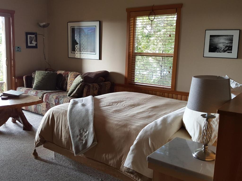 Letto o letti in una camera di Reef Point Oceanfront Bed and Breakfast