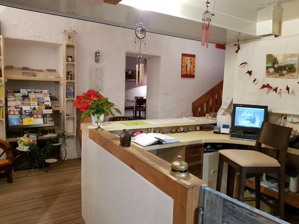 TV a/nebo společenská místnost v ubytování Logis hôtel restaurant les Carillons