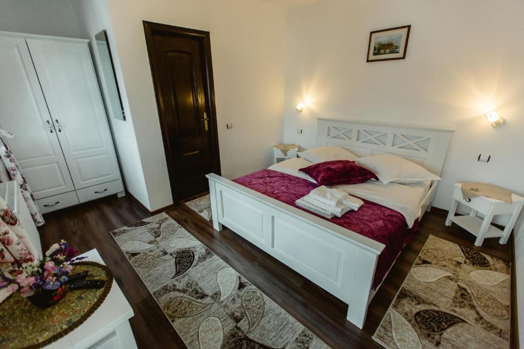 Postel nebo postele na pokoji v ubytování Poarta Calimanilor
